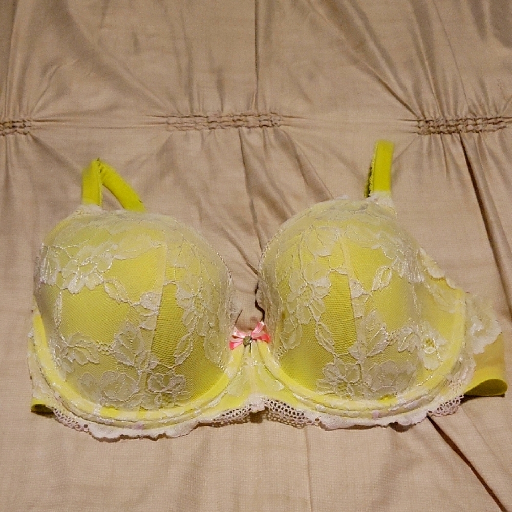Very Pretty Victoria's Secret Lime Green Lace Bra Size 38DDD
